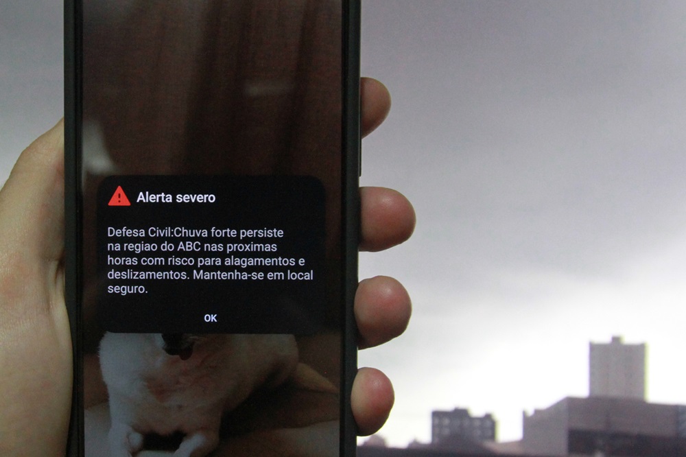 Moradores de 3 regiões de São Paulo recebem alerta severo de chuva; Guarujá registra 3 deslizamentos