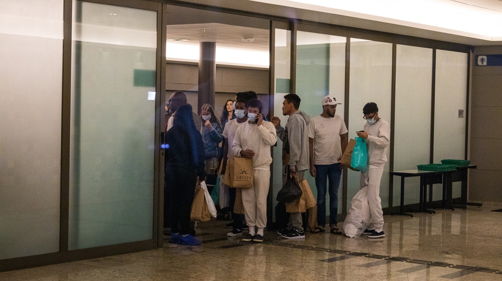 Os brasileiros da segunda leva de deportados dos Estados Unidos desembarcaram no Aeroporto Internacional de Confins