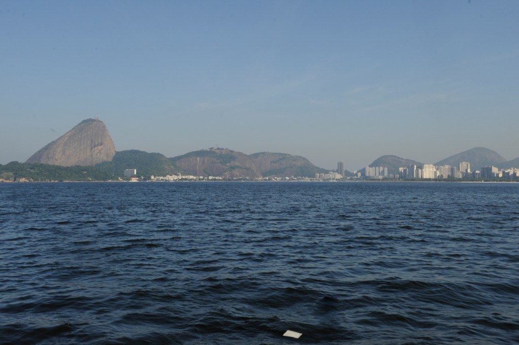 Incêndio em fábrica de óleo causa vazamento na Baía de Guanabara