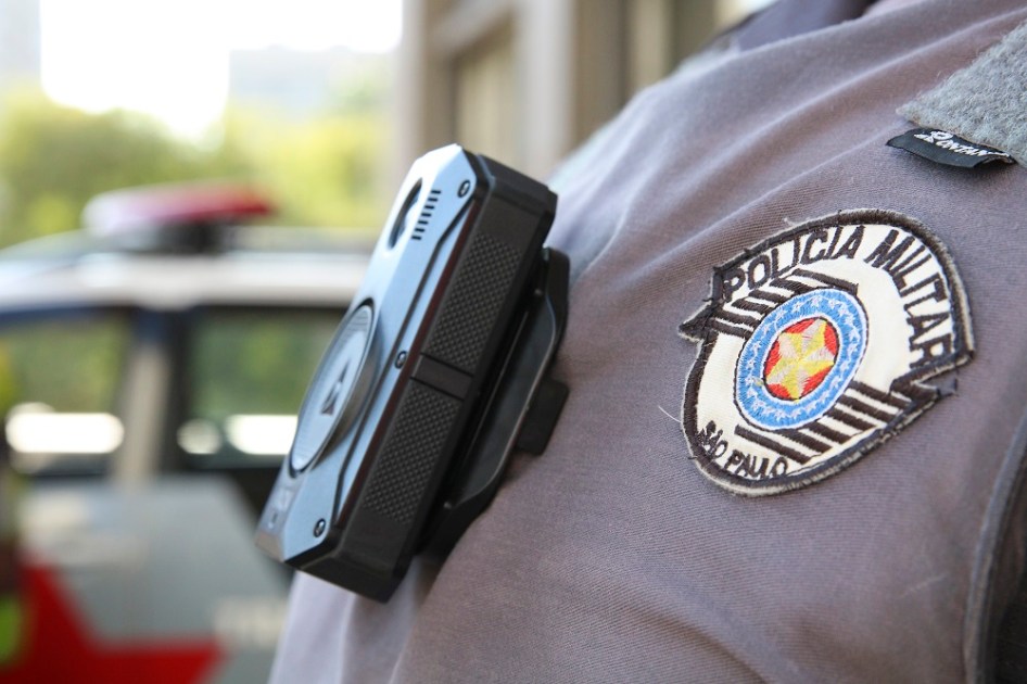 Câmeras acopladas aos uniformes de policiais