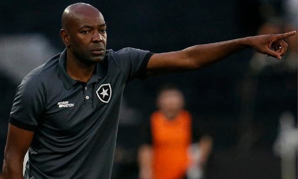 Botafogo anuncia retorno de Cláudio Caçapa como treinador interino
