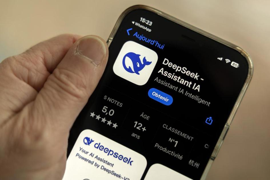 ícone do aplicativo chinês DeepSeek em um telefone móvel,