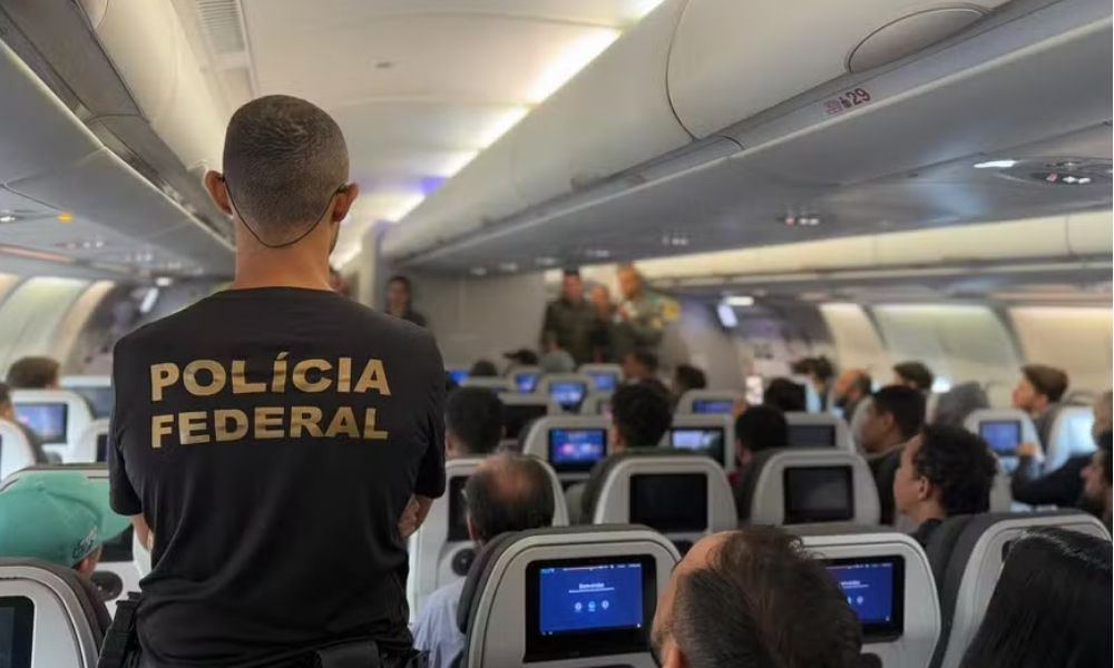 Novo voo de deportados dos EUA deve chegar ao Brasil nesta sexta-feira
