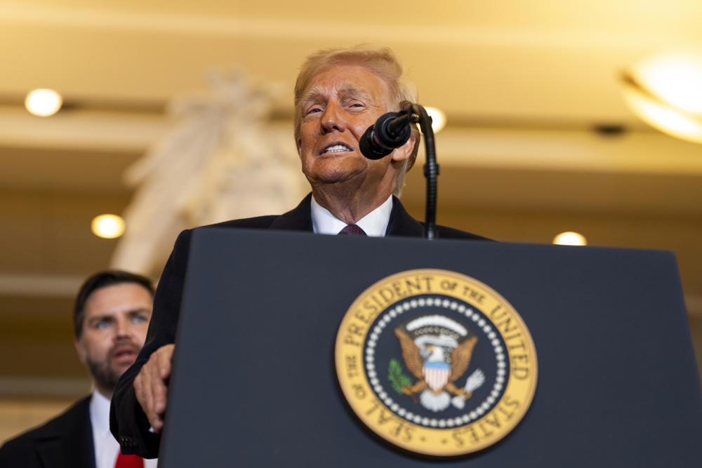 Trump diz que tarifas sobre automóveis e produtos farmacêuticos serão de provavelmente 25%