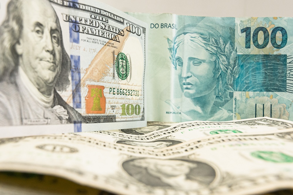 Dólar cai pelo 12º dia consecutivo e fecha a R$ 5,77