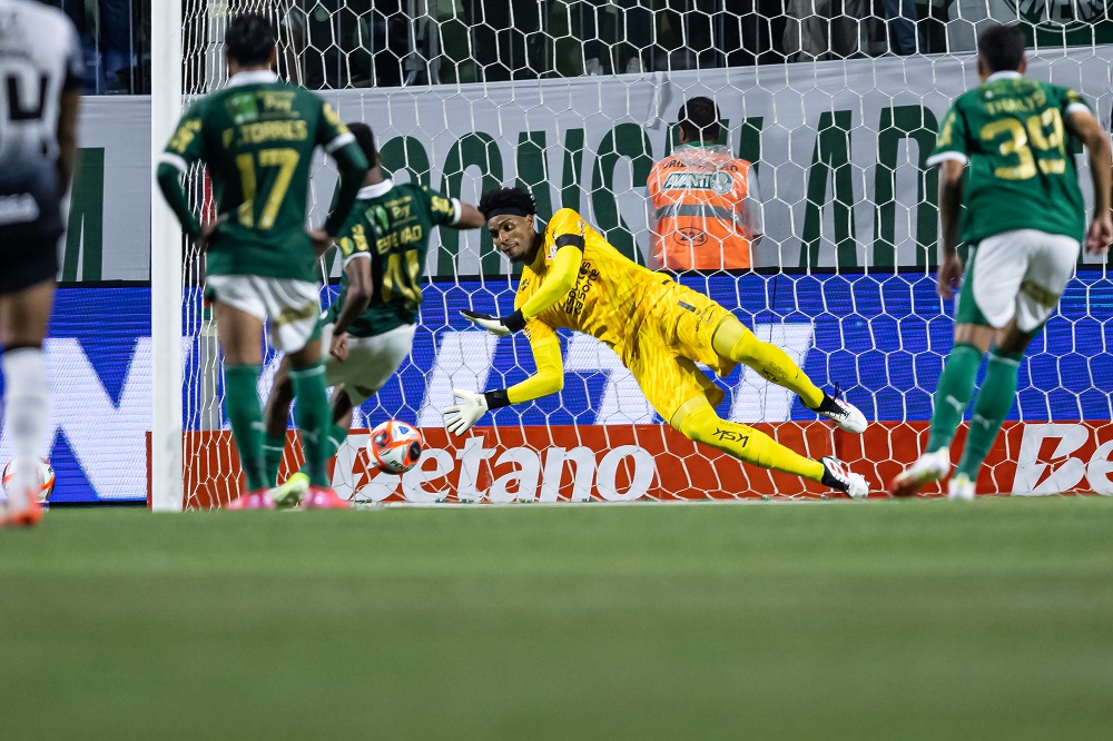 Hugo Souza revela o que falou para torcedores do Palmeiras após defender pênalti