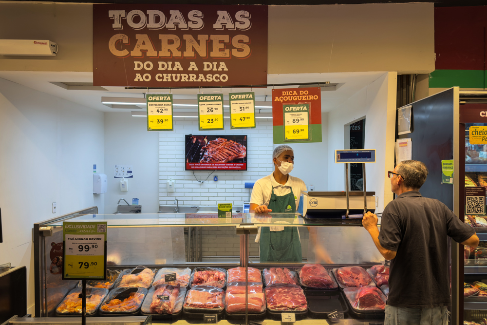 Famílias mantêm cautela com gastos no início de 2025, aponta pesquisa