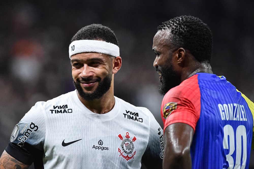 Torcedores do Corinthians protestam após ‘quase vexame’ e cobram Memphis Depay por vida fora de campo