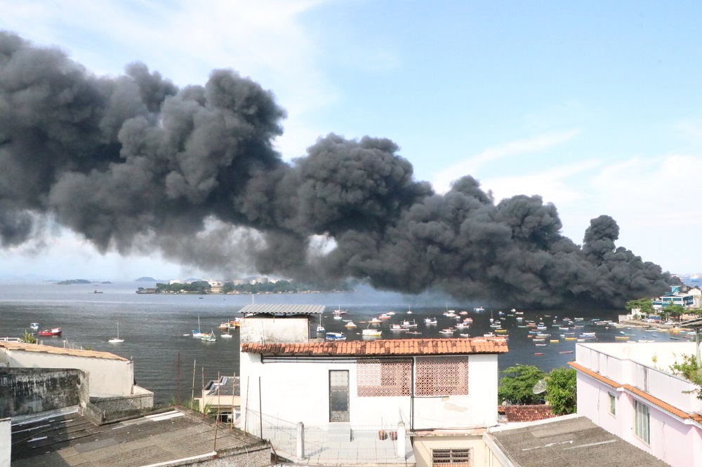 Incêndio em fábrica de óleo lubrificante é totalmente controlado após 28 horas de operações