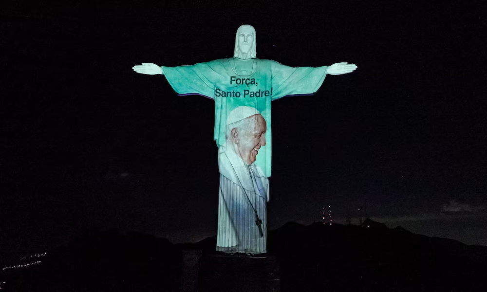 Cristo Redentor recebe projeção de imagens em apoio ao papa Francisco