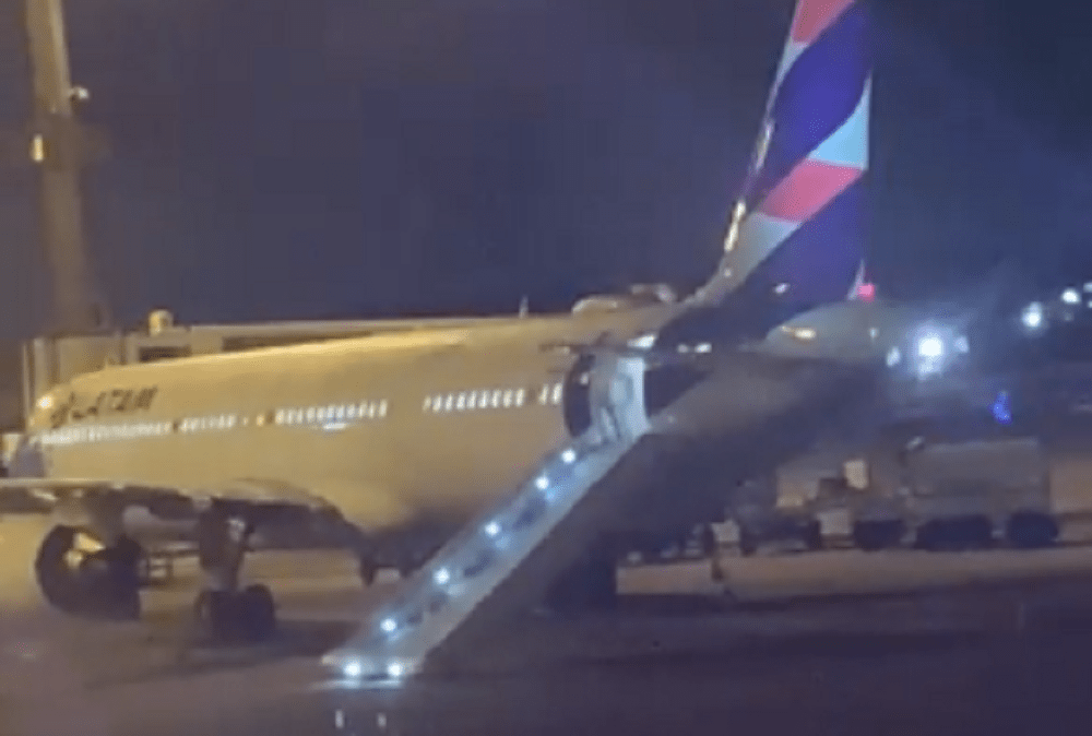 Voo da Latam atrasa quatro horas após passageiro abrir porta e acionar escorregadeira inflável em São Paulo
