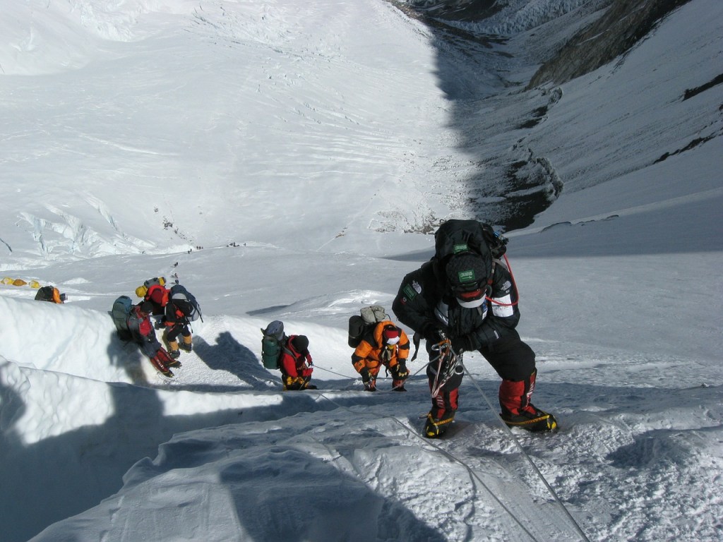 Nepal aumenta taxa de escalada do Everest após uma década