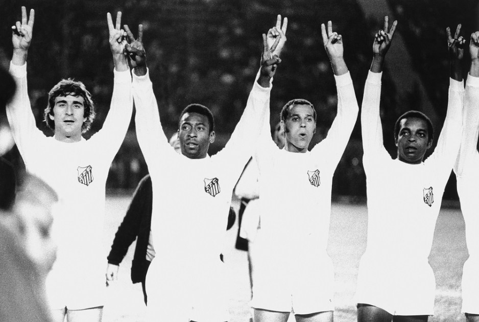 Os jogadores Oberdan, Pelé, Ramos Delgado e Lima, do Santos, saúdam a torcida, antes do início da partida contra o Corinthians