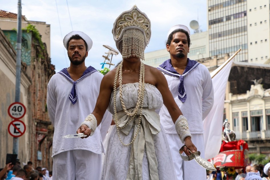 Filhos de Gandhi celebra Dia de Iemanjá na zona portuária do Rio de Janeiro