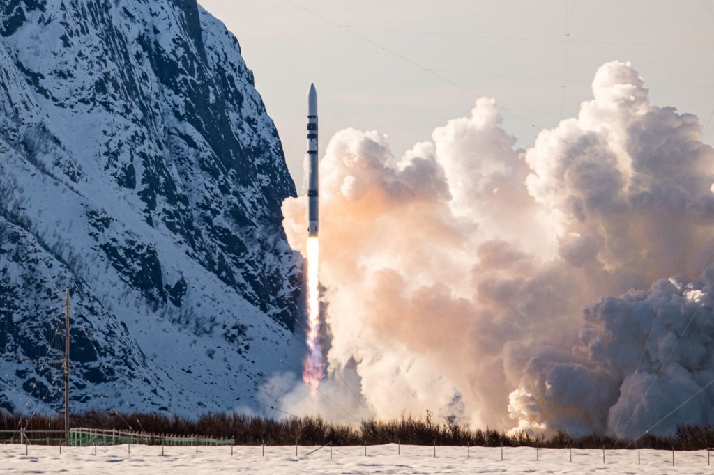 Primeiro foguete orbital lançado da Europa continental cai após segundos de voo