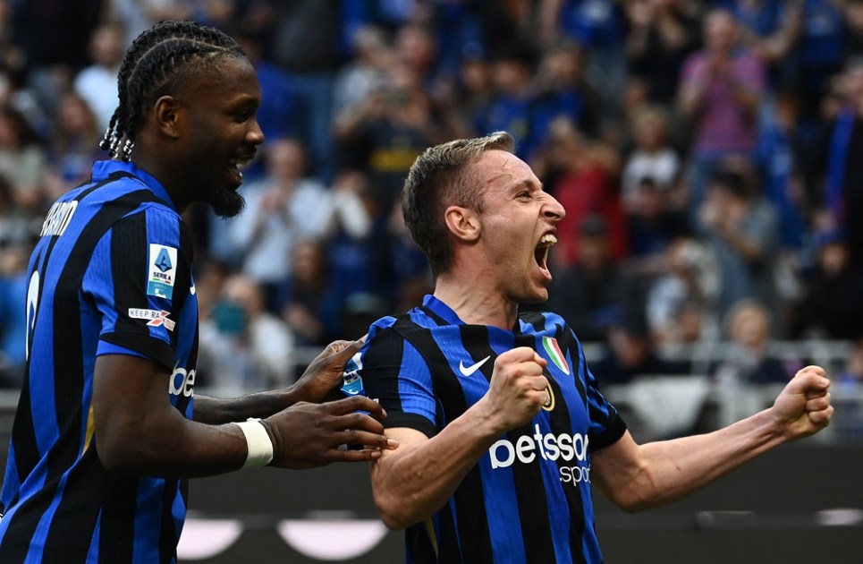 O meio-campista italiano da Inter de Milão, #16 Davide Frattesi, comemora com o atacante francês da Inter de Milão, #09 Marcus Thuram (E), após marcar o segundo gol de sua equipe