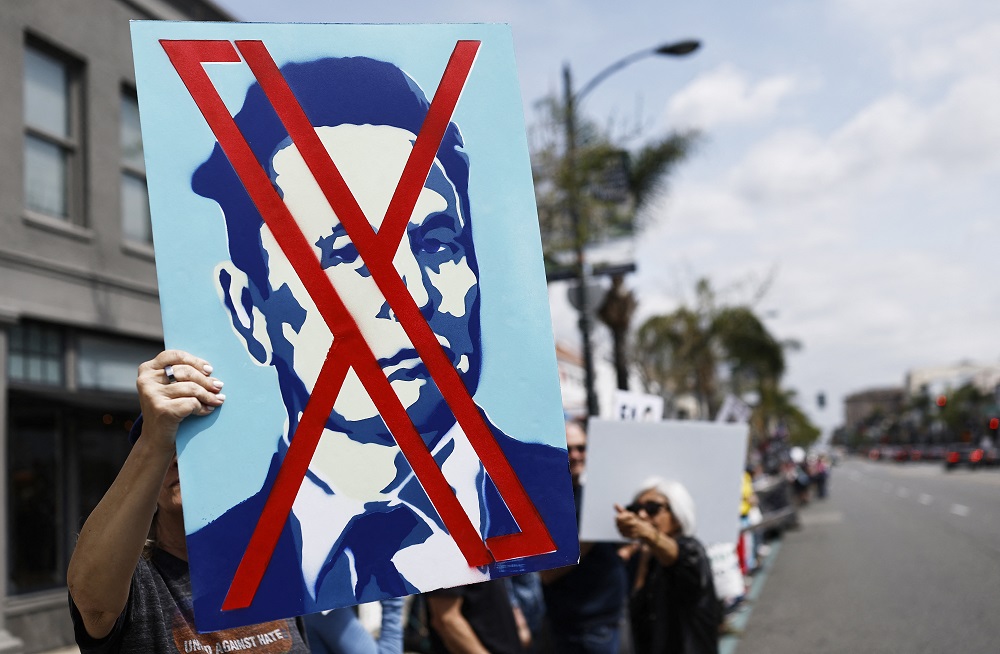 Manifestantes protestam contra Elon Musk em concessionárias da Tesla nos Estados Unidos