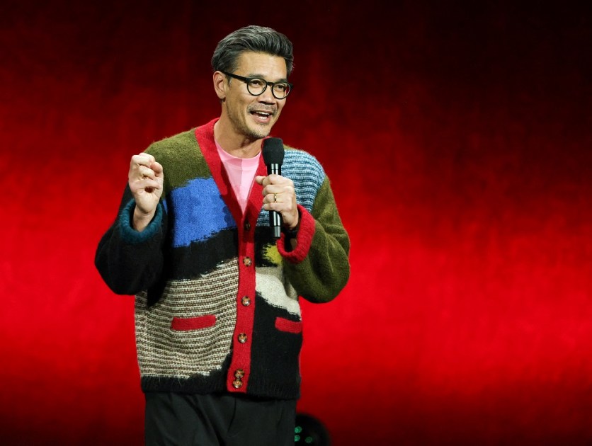 Destin Daniel Cretton fala no palco para promover o próximo filme "Homem-Aranha: Brand New Day" durante a apresentação da Sony Pictures Entertainment na CinemaCon