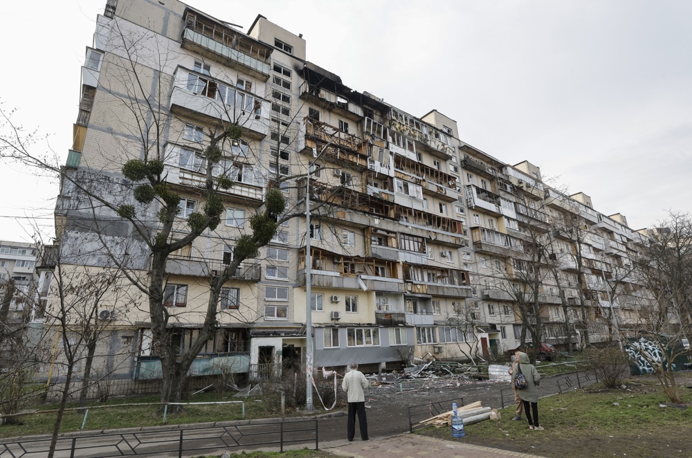 Ataque aéreo russo em Kiev deixa três mortos em meio a negociações de trégua