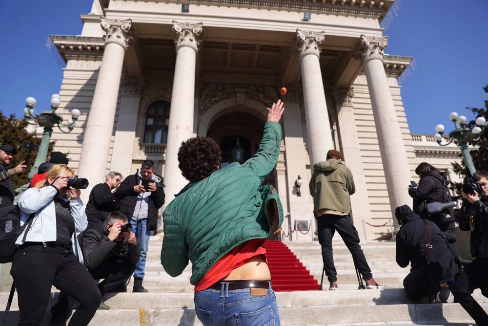 Conflitos no Parlamento da Sérvia tem feridos, bombas de fumaça e protestos crescentes contra o governo