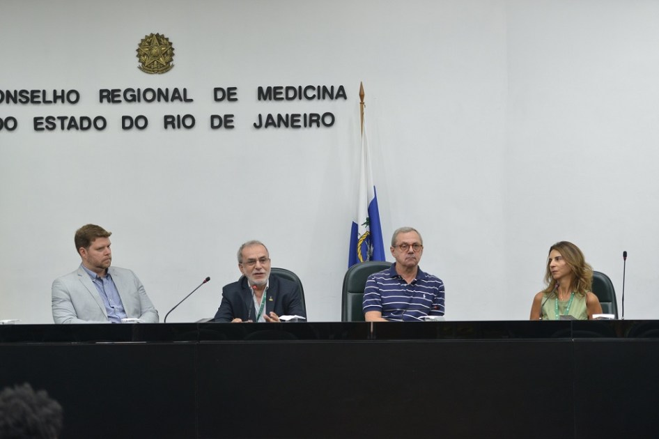 Walter Palis (terceiro da esquerda para a direita) foi afastado da presidência do Cremerj