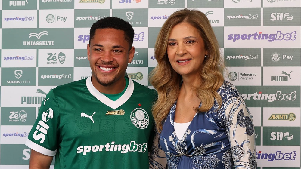 Vitor Roque é apresentado no Palmeiras, e Leila Pereira brinca: ‘Vocês parem de me pedir um 9, tá?’