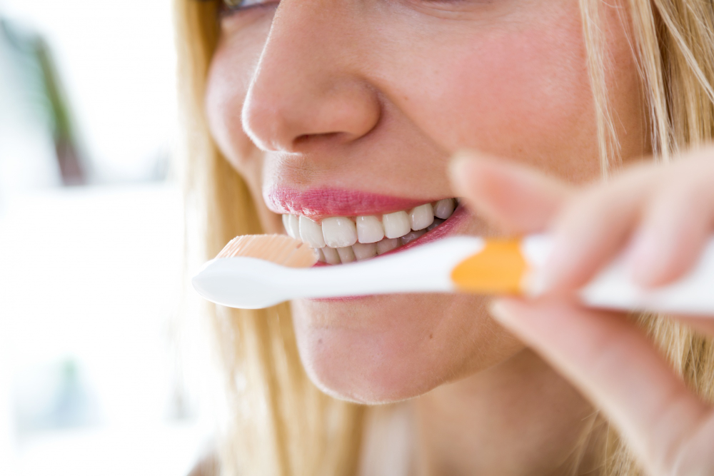 Sua gengiva está encolhendo? Saiba como prevenir e tratar a retração gengival