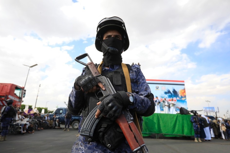 Um soldado houthi monta guarda durante um protesto em Sana'a, Iêmen