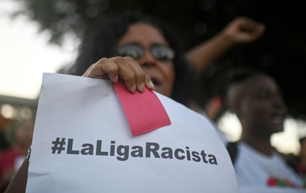 Ministério Público espanhol diz não ver crime em insultos racistas feitos contra Vini Jr em 2023