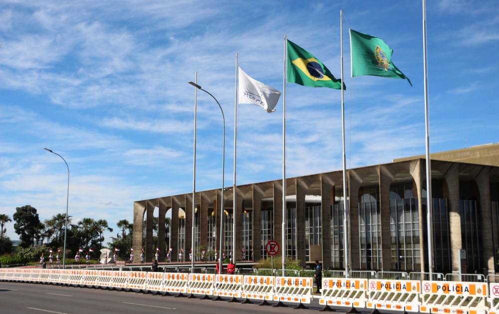 Governo brasileiro rebaixa relação com Argentina e mantém embaixador em Brasília