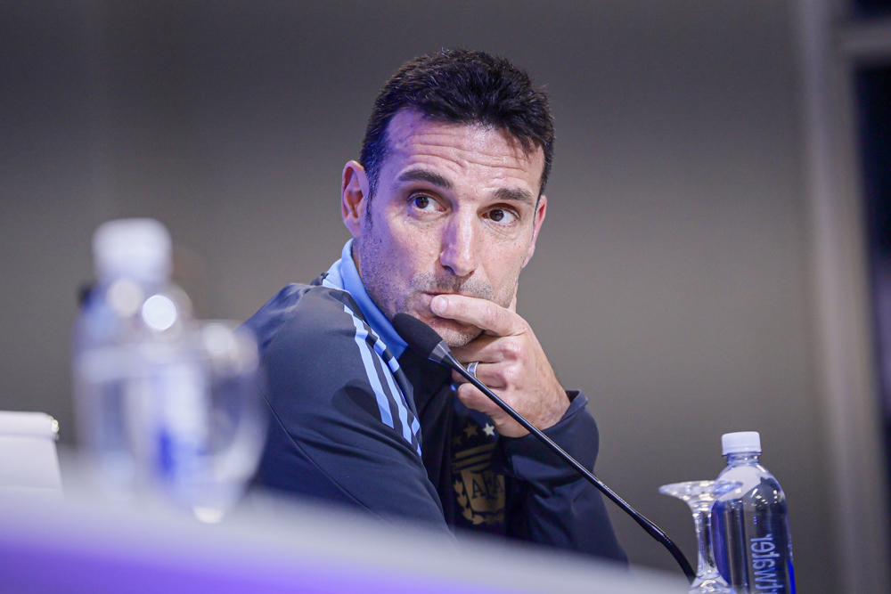 Scaloni mantém tom diplomático sobre clássico e minimiza racismo: ‘Está fora da nossa cabeça’