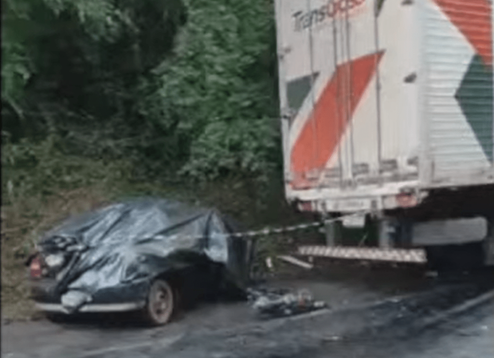 Cinco jovens morrem e um bebê fica ferido após batida entre carro e caminhão na BR-373
