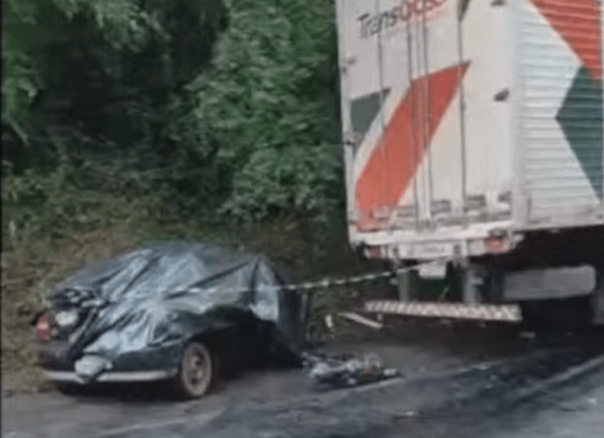 Carro com seis ocupantes colidiu com caminhão na BR 373