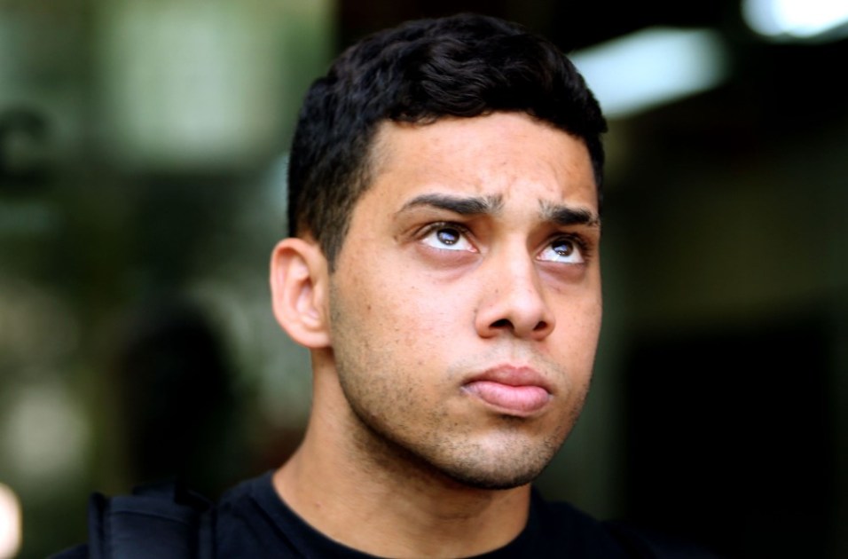 Imagem fechada no rosto de Gabriel Monteiro em que ele olha para cima