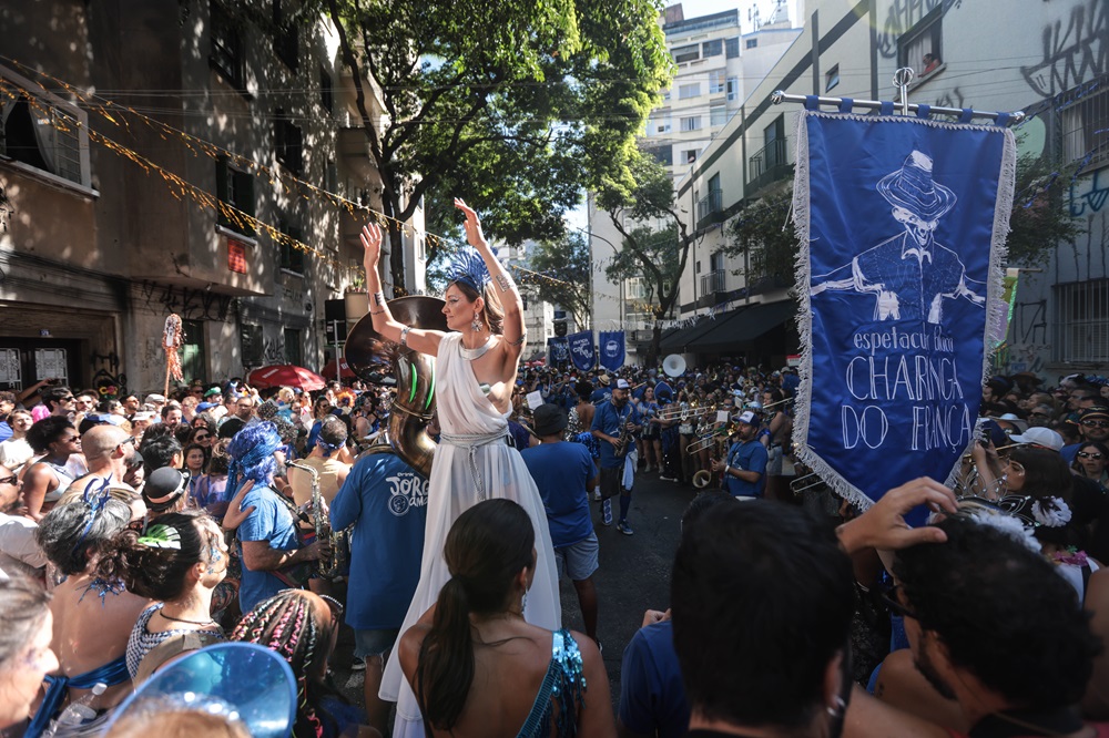 Blocos tradicionais de São Paulo levam multidão às ruas em dia de calor extremo