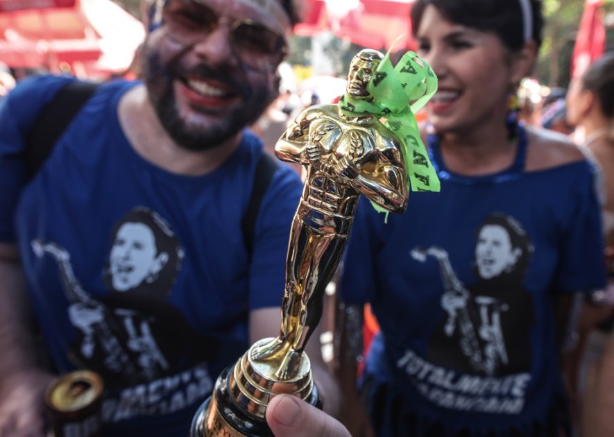 Foliões participam do desfile do Bloco Charanga do França pelas ruas do centro da cidade de São Paulo