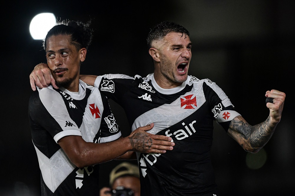 Santos sofre virada do Vasco com brilho de Vegetti em seu retorno à elite do Brasileiro