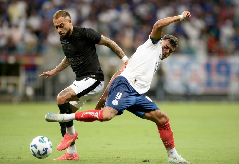 Lucho Rodriguez jogador do Bahia disputa lance com Maycon jogador do Corinthians durante partida no estádio Arena Fonte Nova