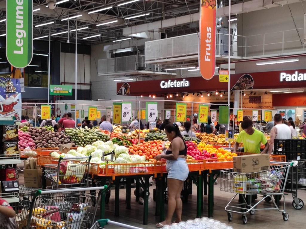 Intenção de consumo das famílias cai 0,2% de janeiro para fevereiro