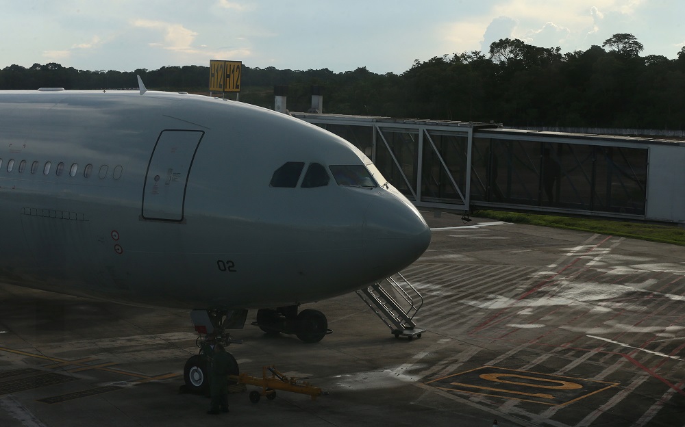 Brasileiros deportados dos Estados Unidos saem de Manaus rumo a Belo Horizonte
