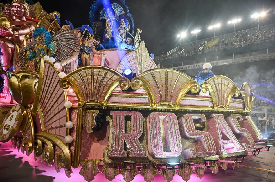 Desfile da escola de samba Rosas de Ouro pelo Grupo Especial do Carnaval 2025 de São Paulo, no Sambódromo do Anhembi