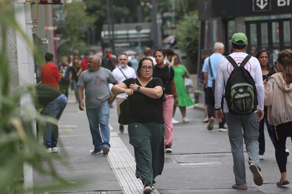 Sobrevivência urbana: como não virar meme no ‘Twister’ das calçadas
