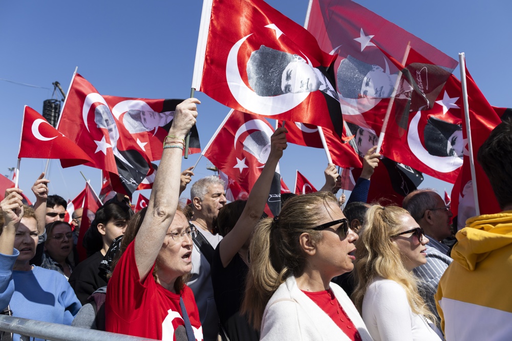Multidão vai às ruas em Istambul para pedir libertação de líder da oposição turca