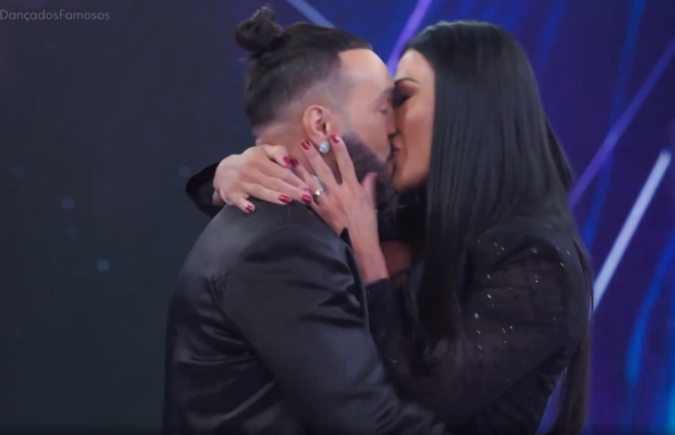 Belo e Gracyanne dão um beijo durante o "Domingão com Huck"