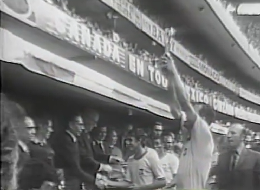 Vídeo do pós-jogo da final de 1970 tem entrega da taça e homenagem a narrador