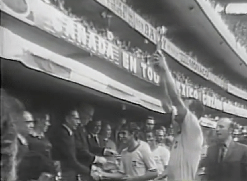 Transmissão mostra o capitão Carlos Alberto Torres erguendo a Jules Rimet, taça conquistada pelo Brasil em 1970
