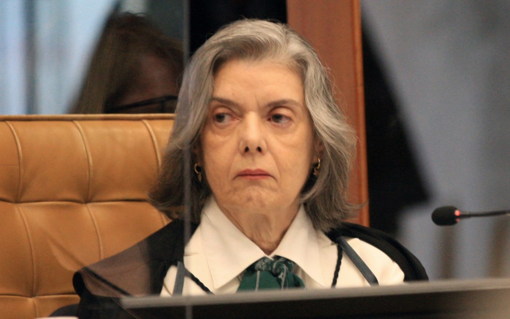 Ministra Cármen Lucia em sessão plenária