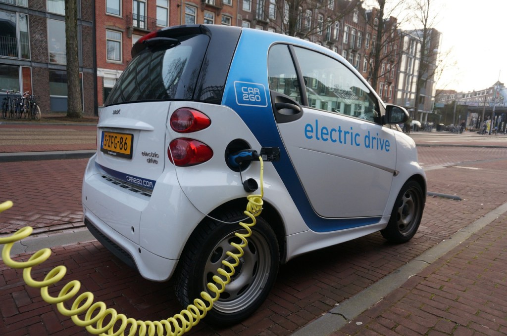Crescem vendas de veículos elétricos e de vagas no setor automotivo