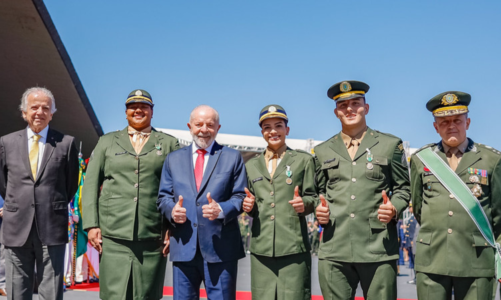 Lula assina reajuste e aumenta em 9% salário dos militares das Forças Armadas