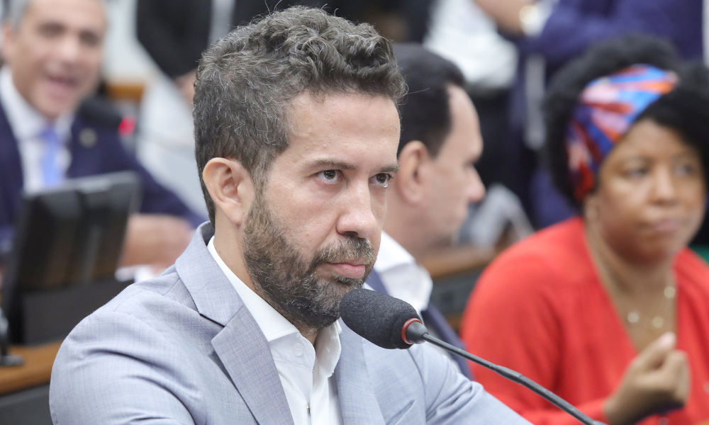 Parlamentares governistas vão aos EUA para rebater negociações de Flávio e Eduardo